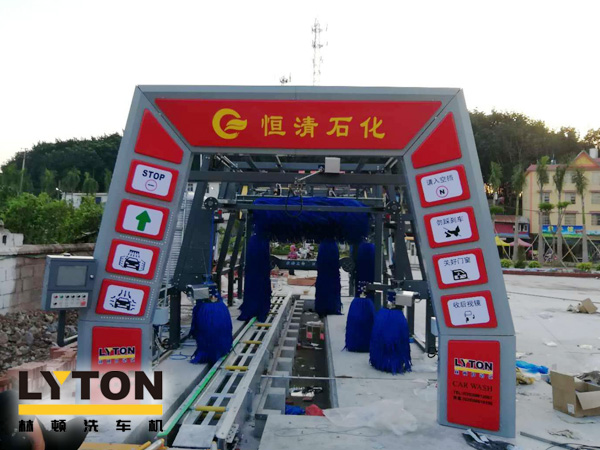 恒清石化引進FX-11系列電腦洗車機，洗車液和水蠟、自動仿行刷洗、自動仿行風干。