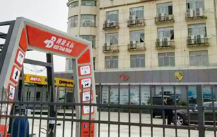 來自山城重慶高端汽車維修博速天遠(yuǎn)選配Lyton FX-11隧道式電腦洗車機