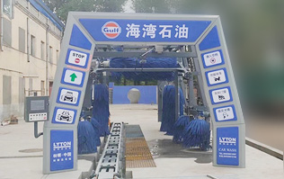 致力加油站價值鏈運營的營銷管理，為更多的品質(zhì)車主提供優(yōu)質(zhì)服務(wù)！GULF海灣石油加油站配置林頓FX11系列隧道式電腦洗車機