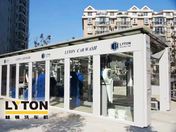 林頓fx80型隧道式電腦洗車機設(shè)備主要模塊包含高壓預(yù)洗系統(tǒng)、超柔側(cè)刷系統(tǒng)、泡沫清洗系統(tǒng)、亮光蠟系統(tǒng)、自動仿形風(fēng)干系統(tǒng)、智能控制系統(tǒng)等。