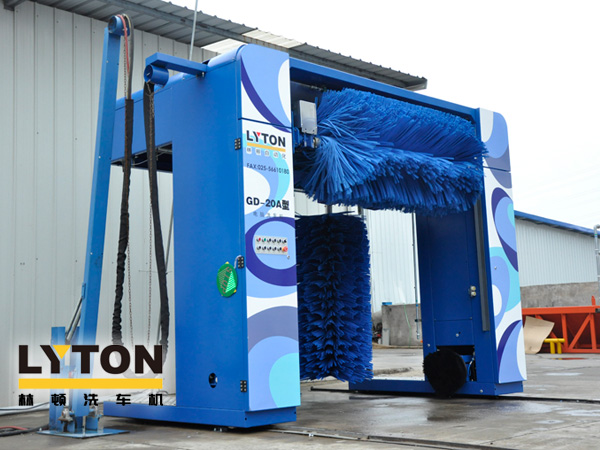 2019新款龍門往復式電腦洗車機整體熱浸鋅烤漆整機框架永不生銹。配泡棉軟刷、塑玻絲輪刷、低噪音固定式強力頂風機系統(tǒng)，設備經(jīng)久耐用。