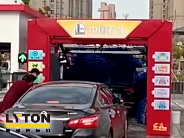 常州中石化FX-11-7雙風(fēng)機(jī)7刷電腦洗車機(jī)設(shè)備交付使用，現(xiàn)場排起來了長龍。