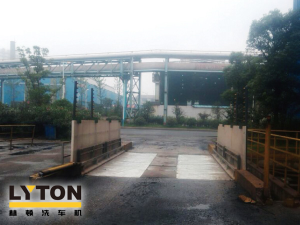 耗水量低至1-3L/輛，經(jīng)濟(jì)型工程車輛自動洗輪機(jī)（輪胎及底盤沖洗）—林頓電腦洗車機(jī)榮譽(yù)出品