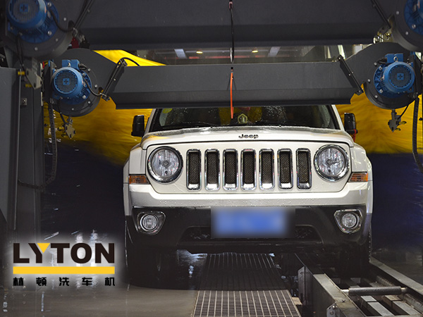 嚴(yán)冬要做好水管、水泵等的防寒措施，室外的水管要加裝保溫層。