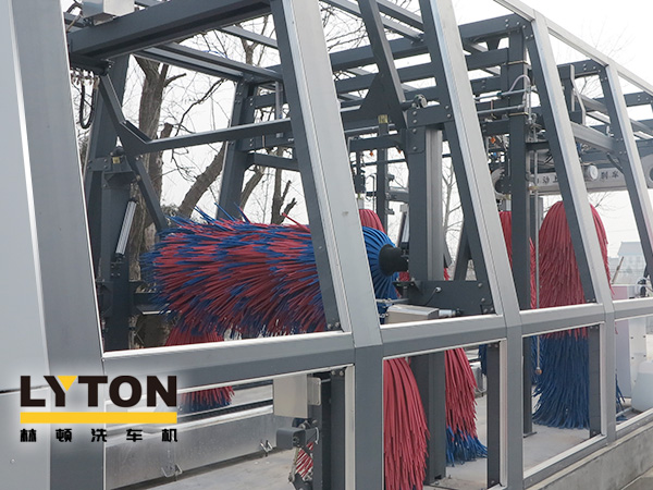 為抵御疫情，目前，各地企業(yè)已經(jīng)根據(jù)不同的行業(yè)特點(diǎn)進(jìn)行復(fù)工或延遲復(fù)工安排，全力抓好復(fù)工復(fù)產(chǎn)各項(xiàng)工作。林頓電腦洗車(chē)機(jī)持續(xù)筑牢安全生產(chǎn)防線，全方位做好復(fù)工前各項(xiàng)疫情防控工作，對(duì)廠區(qū)多次全面消毒工作。