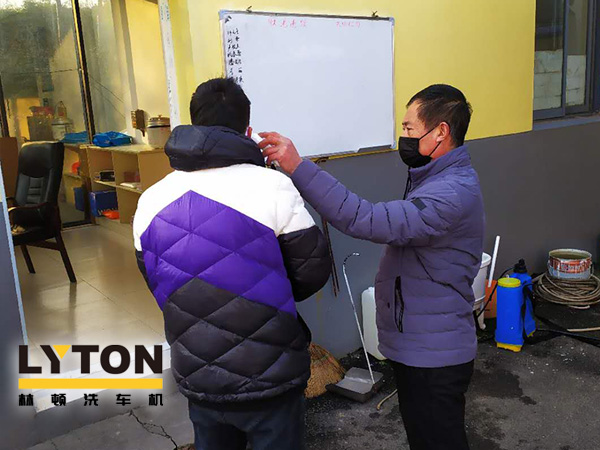 貫徹和宣傳《市公安局關(guān)于依法打擊疫情防控期間違法犯罪行為的通告》、《來寧返寧人員公告》推動企業(yè)防疫工作和復(fù)工復(fù)產(chǎn)兩手抓！