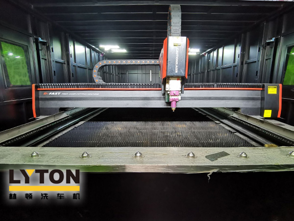 林頓電腦洗車(chē)機(jī)秉持匠心制造的標(biāo)準(zhǔn),致力為客戶提供高品質(zhì)的專業(yè)洗車(chē)設(shè)備。引進(jìn)FIBER LASER CUTTING MACHINE大型光纖激光切割機(jī)實(shí)現(xiàn)加工產(chǎn)品精度更高,切割口更光滑,速度更快,效率更高!進(jìn)一步保證洗車(chē)設(shè)備的加工品質(zhì)！