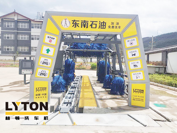 黃色款林頓FX-11系列隧道式連續(xù)全自動(dòng)洗車機(jī)設(shè)備，外表高壓沖洗、仿型超柔刷洗、輪刷清洗等，眾多客戶選擇！