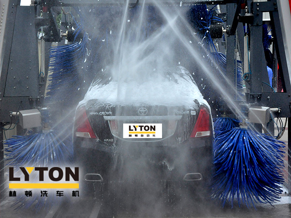 沉穩(wěn)的“工作態(tài)度”、出眾的“潔凈效率”！林頓FX11全自動洗車機為廣大車主提供服務(wù)，享受至簡洗車新體驗