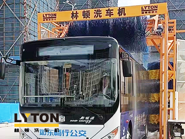 為乘客打造整潔乘車環(huán)境，如東暢行公交配置林頓3刷大巴全自動洗車機(jī)