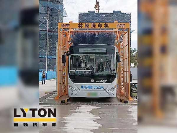 為乘客打造整潔乘車環(huán)境，如東暢行公交配置林頓3刷大巴全自動洗車機(jī)