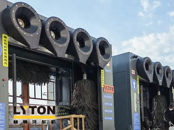 林頓龍門往復(fù)式全自動洗車機(jī)全過程自動控制運(yùn)行！快捷可靠性好！設(shè)備外觀美觀大方！
