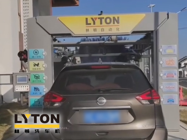 江南古鎮(zhèn)周莊網(wǎng)紅打卡加油站全自動洗車機安裝完工！現(xiàn)調試洗車！