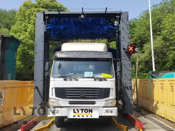 林頓龍門往復(fù)式巴士洗車機(jī)、移動大巴洗車機(jī)！廣泛應(yīng)用于全國各大城市公交系統(tǒng)