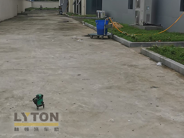 某客戶成功引入林頓全自動(dòng)洗車機(jī)，并于現(xiàn)場完成設(shè)備與地基的精準(zhǔn)對接溝通