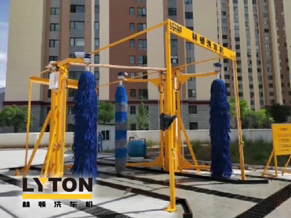 大型通道式巴士洗車機(jī)，廣泛應(yīng)用于城市公交系統(tǒng)。全自動(dòng)洗車機(jī)設(shè)備選林頓，專注清洗，誠信服務(wù)每一個(gè)客戶！